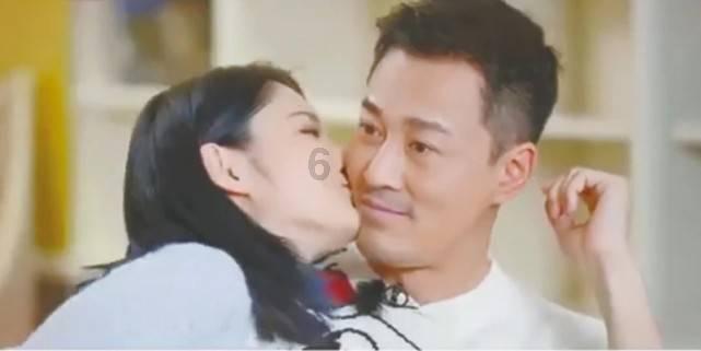 逃离残破的船只